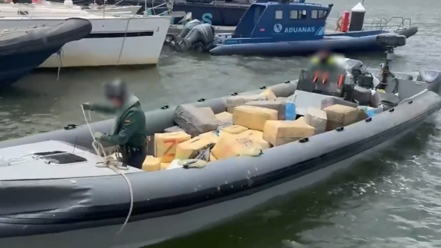 Imagen cedida por la Guardia Civil de una de las embarcaciones intervenidas