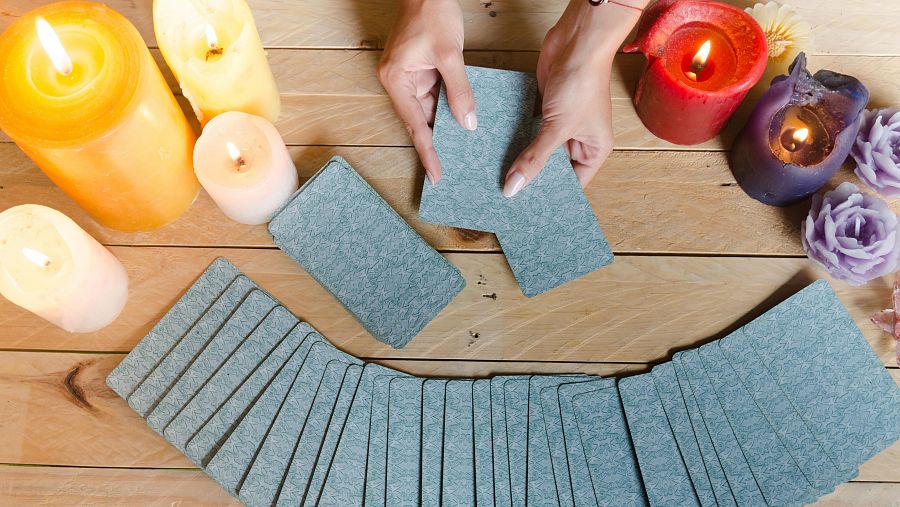 El tarot no prediu el futur, sinó que t'ajuda a prendre decisions.