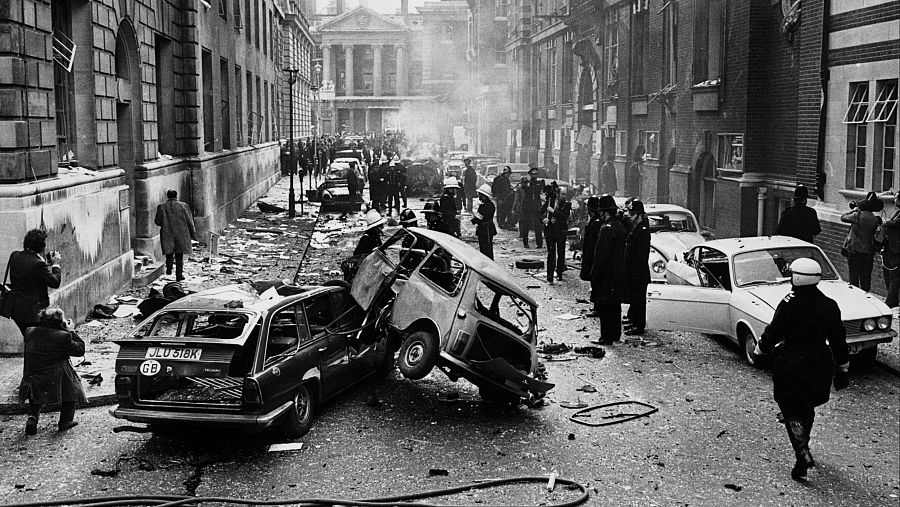Policía y bomberos frente elTribunal Penal y la oficina de Reclutamiento del Ejército en Whitehall tras un atentado del IRA