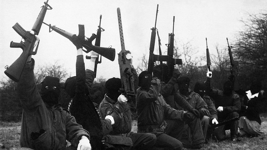 Miembros del IRA posan durante un ejercicio de entrenamiento en Irlanda del Norte