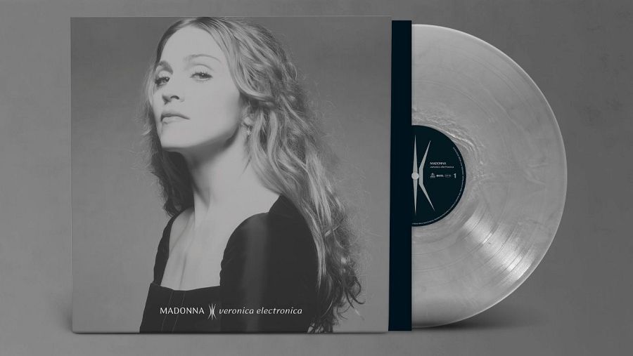 Vinilo plateado de Madonna. Portada en blanco y negro con la cantante y el título 