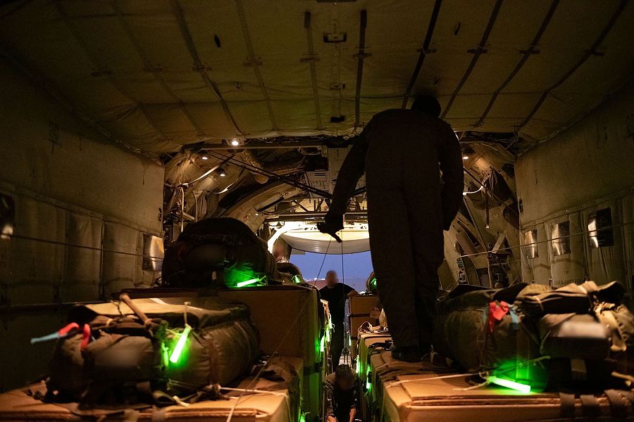 Soldados israelíes dentro de un avión militar sobrevolando la Franja de Gaza para lanzar ayuda humanitaria desde el aire