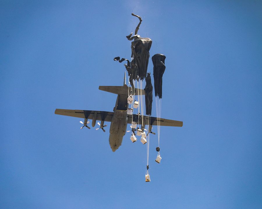 Un avión lanza ayuda humanitaria sobre la Franja de Gaza