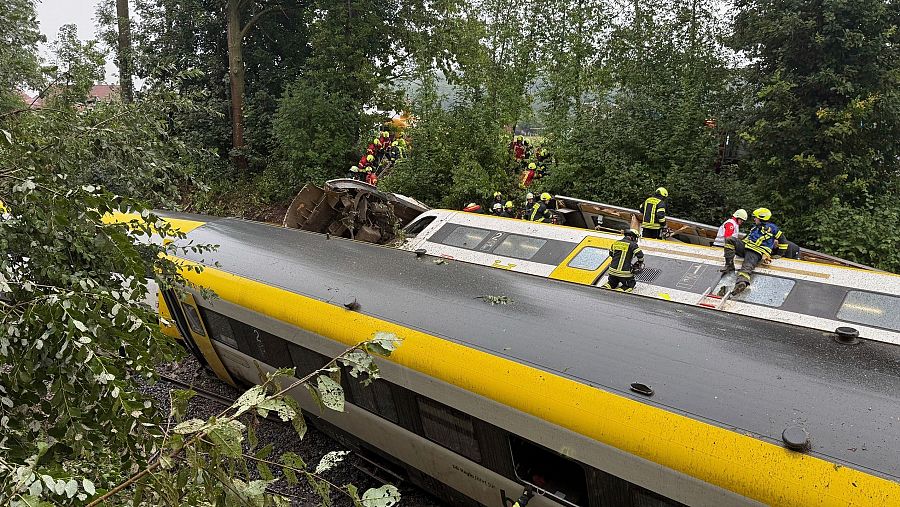 Los equipos de rescate buscan pasajeros en un tren descarrilado en Zwiefaltendorf