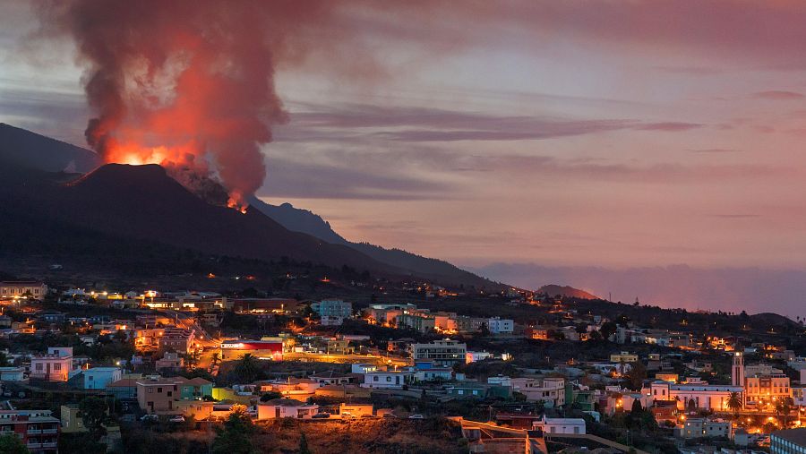Las erupciones volcánicas están precedidas de alteraciones en la corteza terrestre.