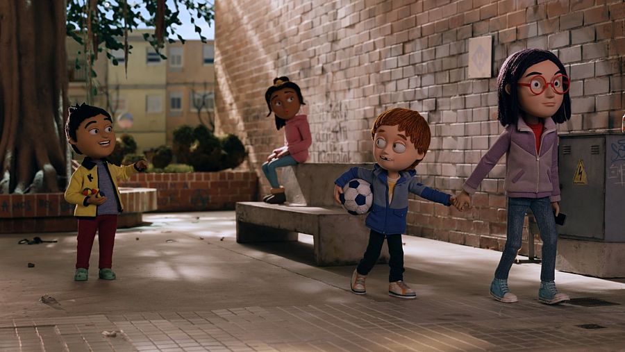 Cuatro niños interactúan en un patio: uno con chaqueta amarilla, una niña en rosa en un banco, un pelirrojo con balón y una niña con gafas y chaqueta morada.  Ambiente de juego.