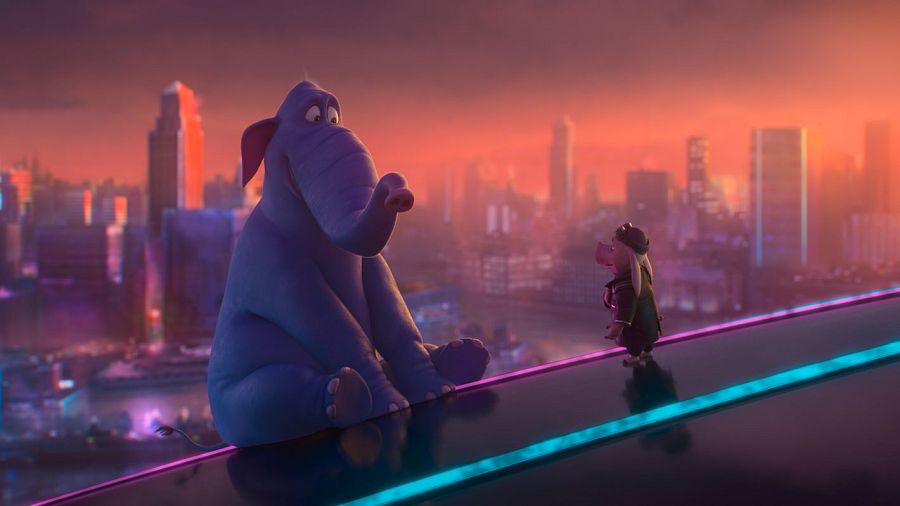 Hipopótamo en gabardina y sombrero se acerca a un elefante azul sobre una plataforma brillante en una ciudad futurista al atardecer.