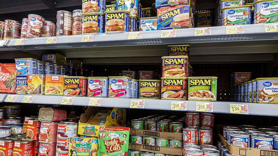 Salchichas, hamburguesas y otras carnes enlatadas en un supermercado Walmart en Miami