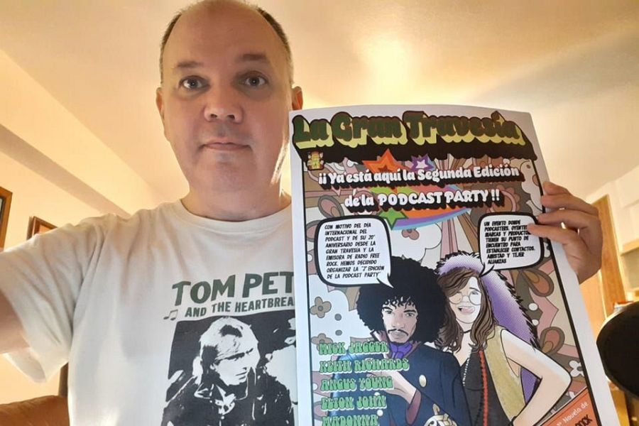 Jesús Jiménez Cuenca muestra un panfleto con diseño psicodélico que anuncia la segunda edición de la 