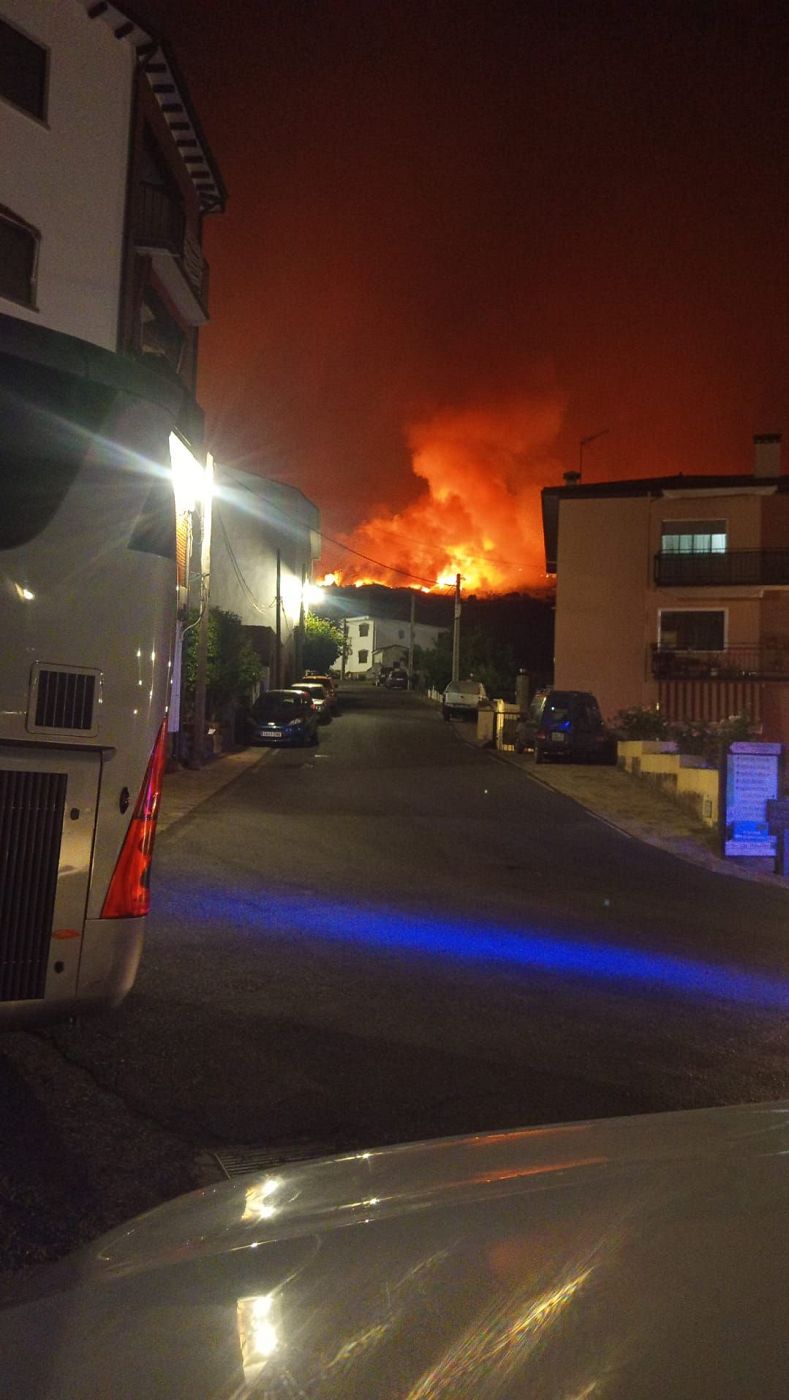 Vista del incendio en Cuevas del Valle desde El Arenal