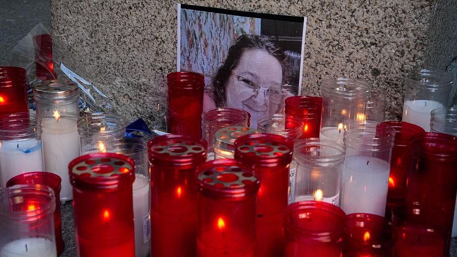 Velas junto a la foto de la fallecida durante una concentración ante el Ayuntamiento de O Porriño