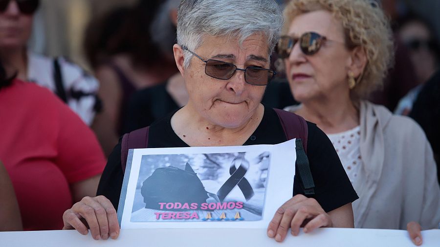 Una mujer asiste a la concentración ante el Ayuntamiento de O Porriño por la muerte de Teresa