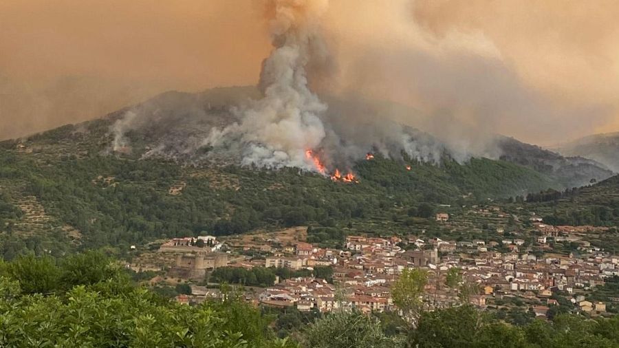 El fuego a menos de 500 metros de Mombeltrán, Ávila
