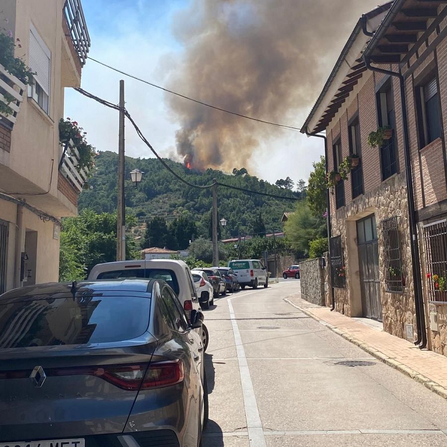 El incendio visto desde una calle de Mombeltrán, Ávila.
