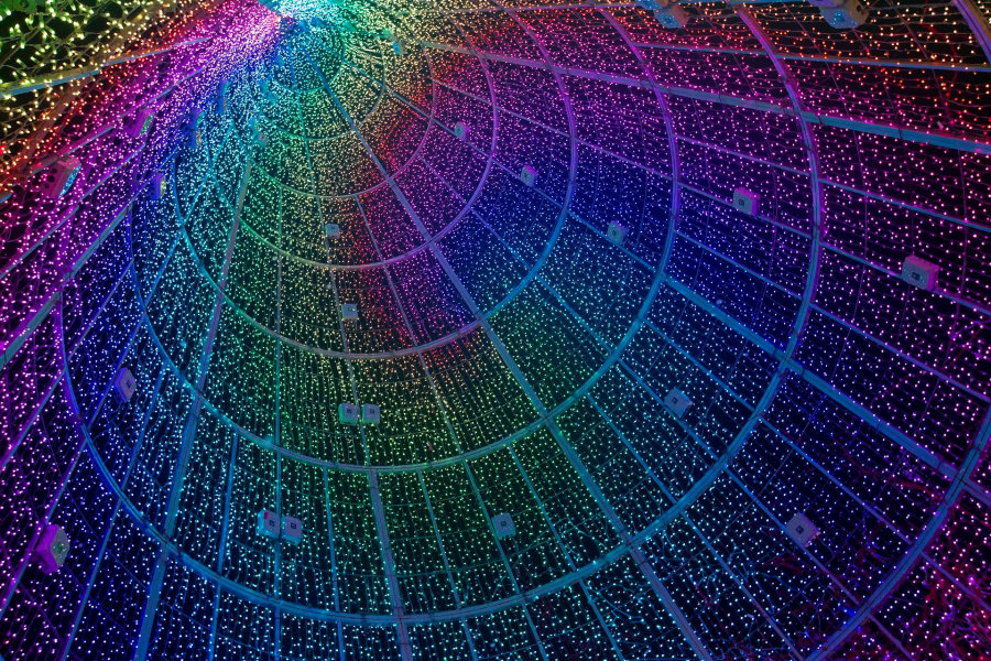 Interior del árbol de Navidad de Vigo 2022: miles de luces LED forman una espiral multicolor, desde rojos a violetas, vista desde abajo.