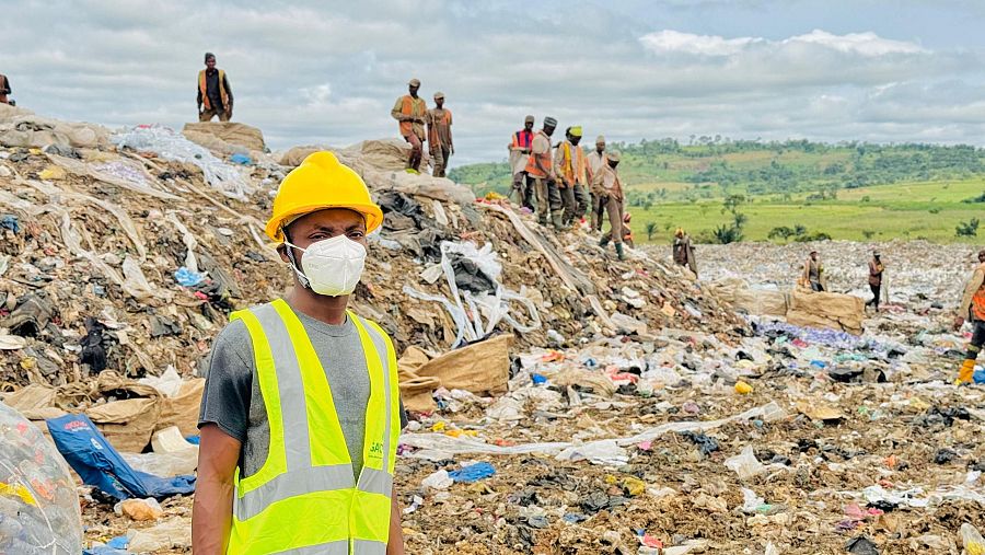 Una montaña residuos textiles en un vertedero en las afueras de Accra