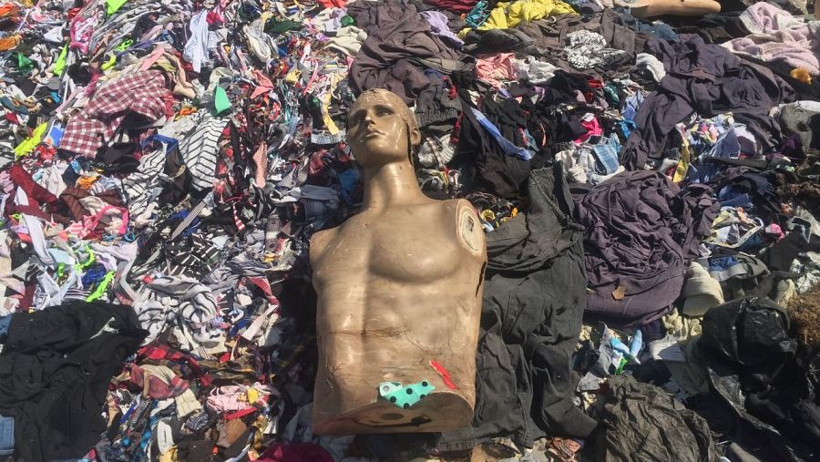 De los armarios de Occidente a montañas de basura en África