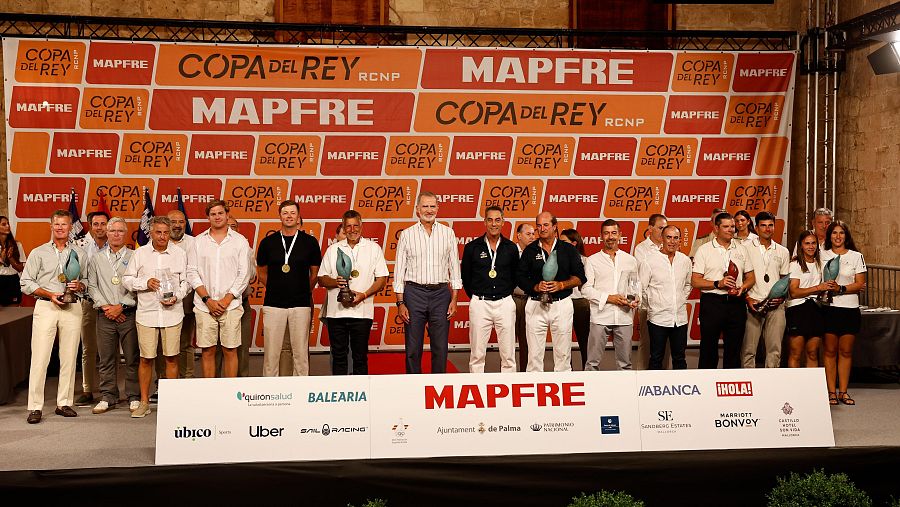 El rey posa con los galardonados durante la entrega de trofeos