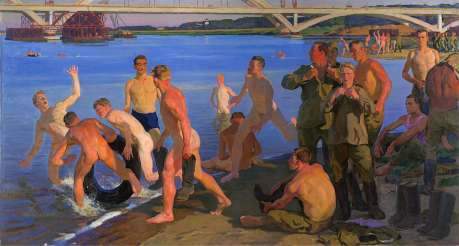 Hombres, algunos desnudos y otros con ropa militar, se recrean en un río.  Juegan con un neumático, se bañan y se visten en la orilla. Se observa un puente al fondo.