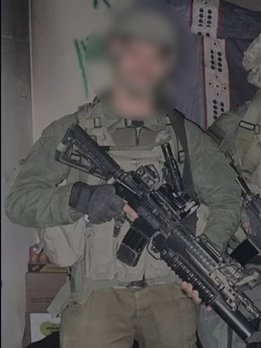 El soldado israelí S. H. en el interior de una vivienda gazatí durante la ofensiva militar en la Franja de Gaza