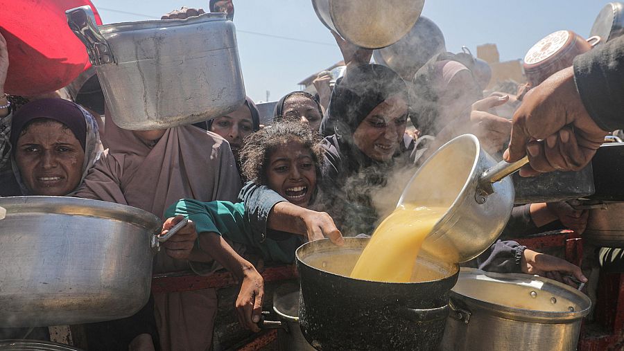 Gazatíes hambrientos esperan recibir alimentos en ciudad de Gaza.