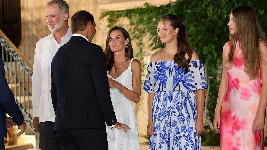 Los reyes, la princesa Leonor y la infanta Sofía junto a Rafael Nadal durante la recepción a las autoridades