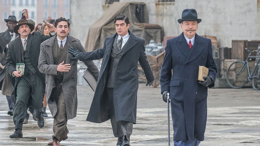 Kenneth Branagh en el papel de Hércules Poirot en la película 'Misterio en Venecia' de 2023.