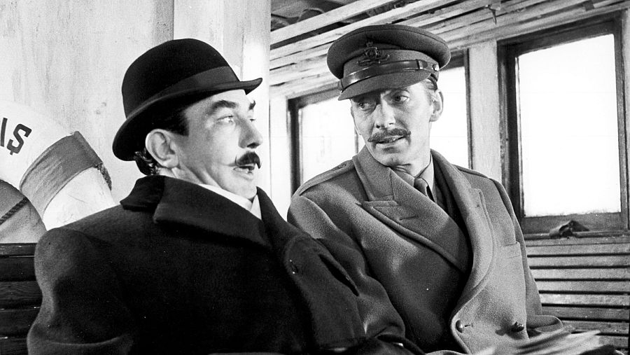Albert Finney (1936 - 2019) en su papel como Hércules Poirot en la película 'Asesinato en el Orient Express' de 1974.