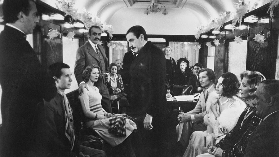 Hércules Poirot inspecciona a los sospechosos en 'Asesinato en el Orient Express' de 1974.