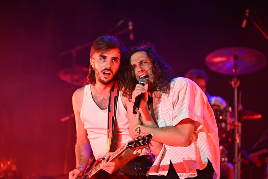 Concierto de Arde Bogotá en Mad Cool: Antonio García (guitarra) y Dani Sánchez (voz) en escena con iluminación rojiza y azulada.  Se observa parte de la batería.