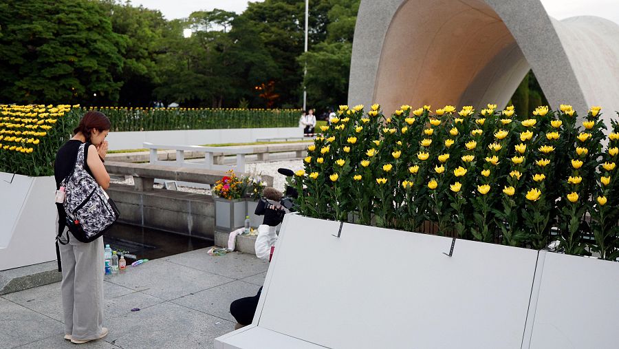 Una mujer reza ante el Cenotafio en memoria de las víctimas de la Bomba Atómica