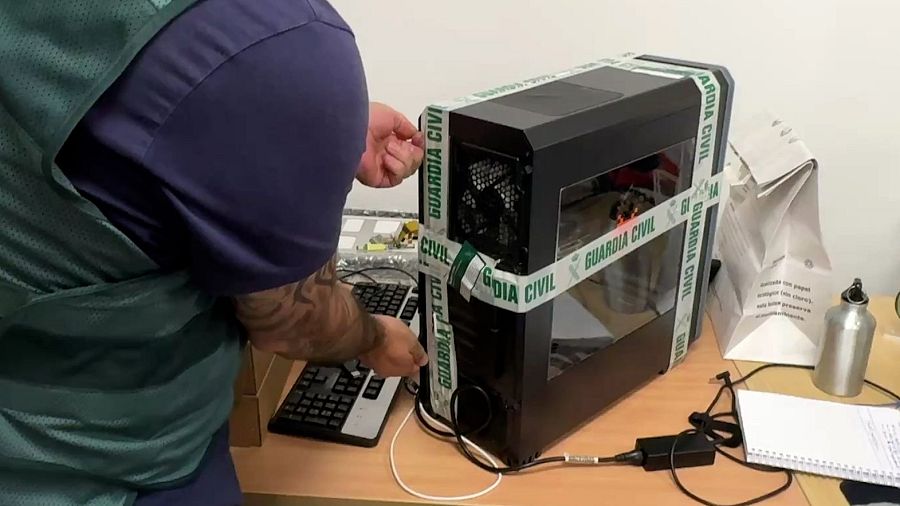 El material robado era clasificado con el nombre de la víctima, su lugar de residencia o el tipo de relación que mantenían con ellas.