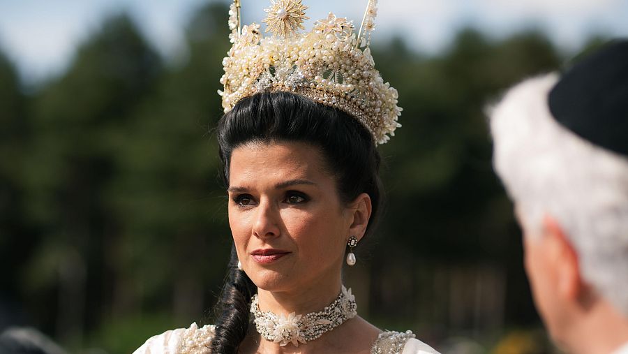 Detalle de la corona y el choker de Victoria en la boda de Valle Salvaje