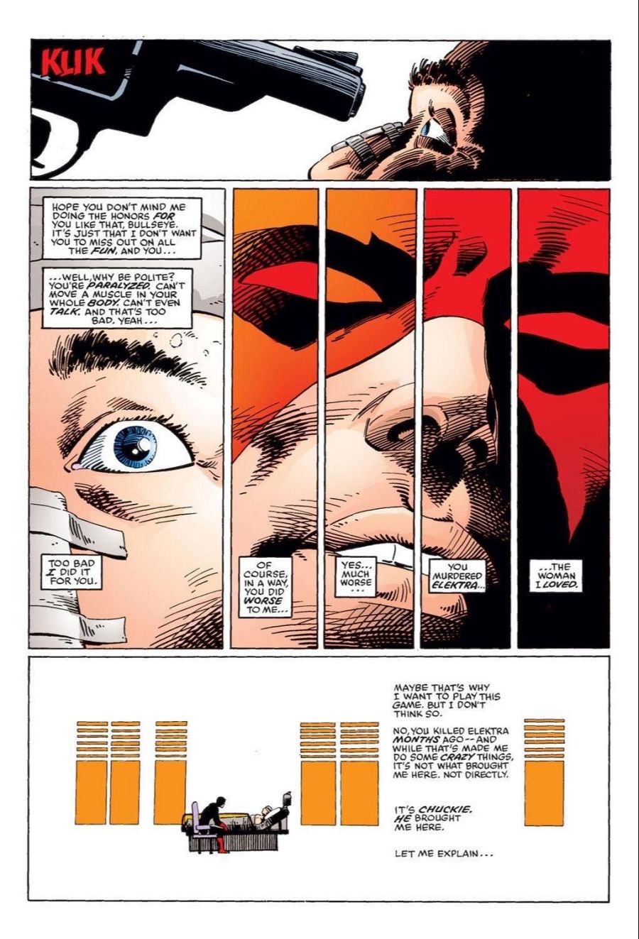 Tenso enfrentamiento entre Daredevil, amordazado, y Bullseye, quien le habla mientras manipula un arma.  Daredevil recuerda a Elektra.