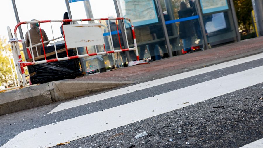 Vallas en la marquesina de una parada de autobús en Madrid, donde un conductor atropelló a dos jóvenes en noviembre de 2024, uno de los cuales falleció