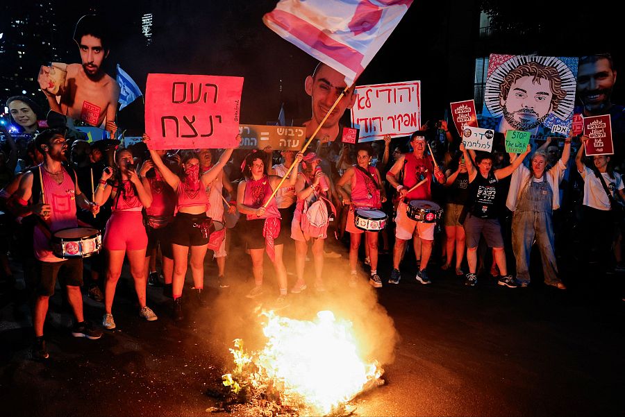 Manifestantes y familiares de los rehenes secuestrados protestan exigiendo el fin de la guerra en Tel Aviv
