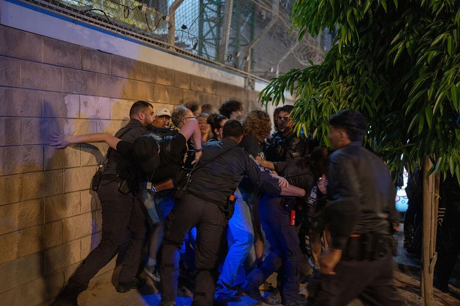 Agentes de policía israelí detienen a simpatizantes de una protesta en la que se exigía la liberación de los rehenes y el fin de la guerra