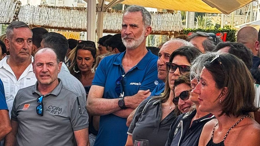 El rey Felipe (c) acude al concierto del músico Jaime Anglada este viernes en el club Náutico de Mallorca.