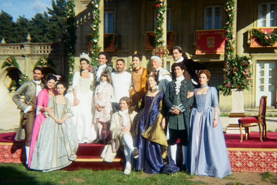 Foto de familia de 'Valle Salvaje' con el director Miguel Conde y la coordinadora de dirección Maya Malonda