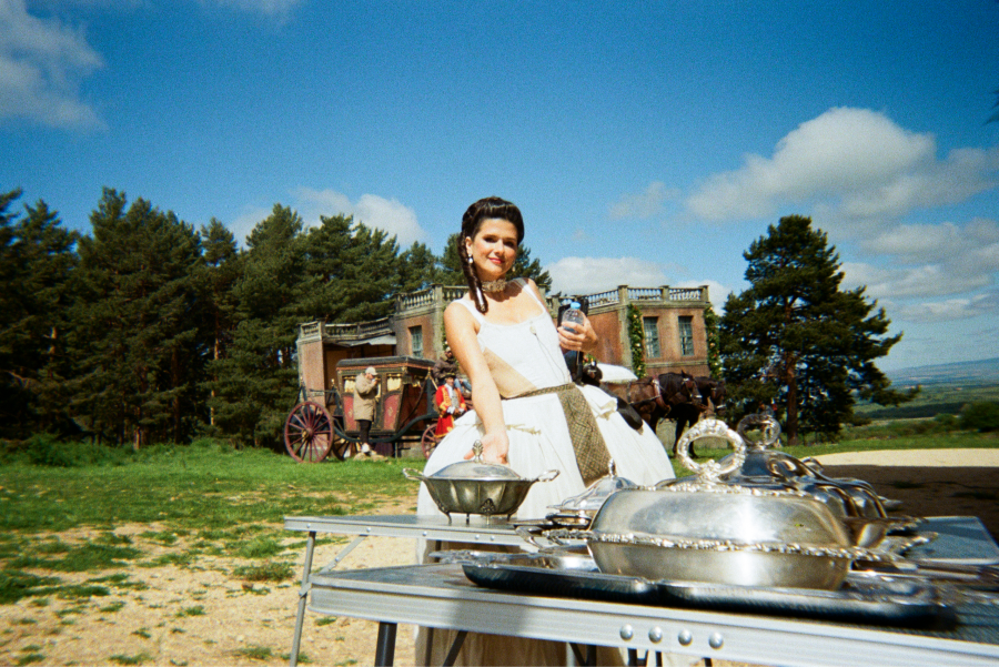 Victoria junto al buffet de boda de 'Valle Salvaje'