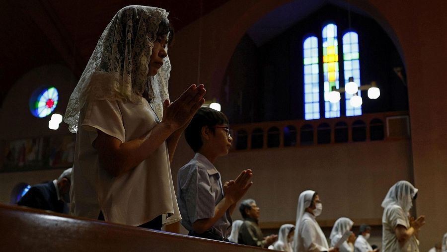 Fieles ofrecen oraciones en la Catedral de Urakami en Nagasaki el sábado 9 de agosto de 2025, conmemorando el 80º aniversario del bombardeo atómico estadounidense en la ciudad japonesa del suroeste.