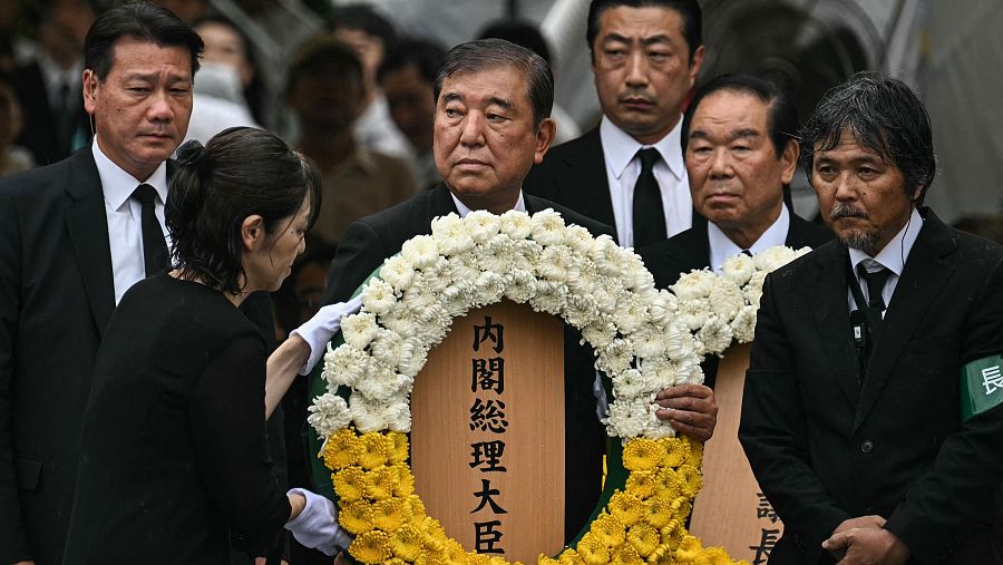El primer ministro japonés, Shigeru Ishiba (C), se prepara para depositar una corona durante la ceremonia conmemorativa anual por las víctimas en el Parque de la Paz de Nagasaki el 9 de agosto de 2025