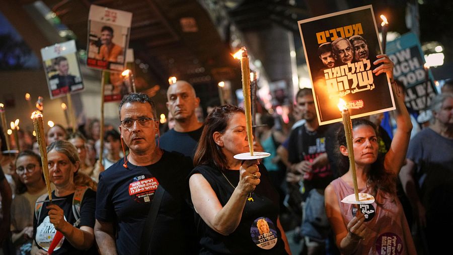 Manifestantes encienden antorchas durante una protesta