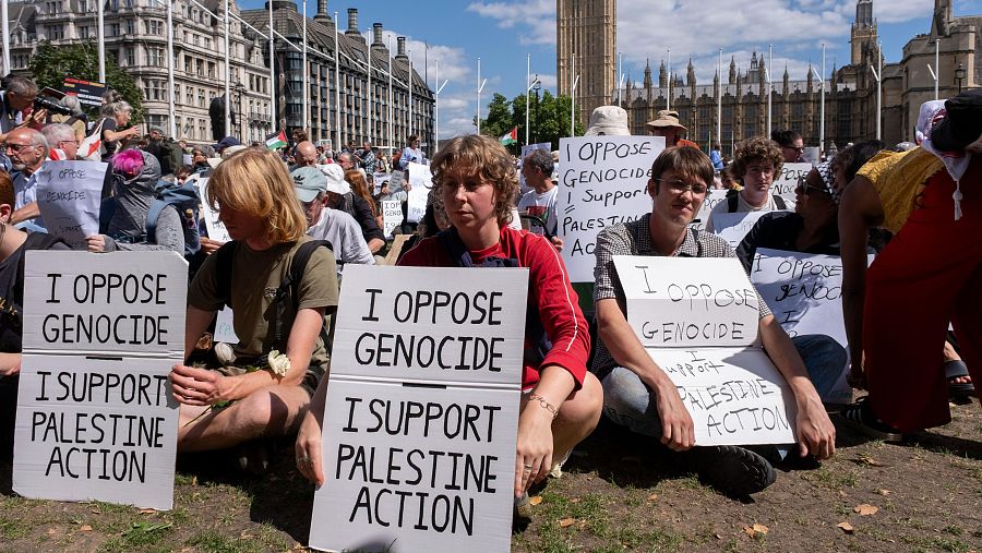 Cientos de manifestantes pacíficos apoyaron a Palestine Action en la plaza del Parlamento en Londres el 9 de agosto de 2025,
