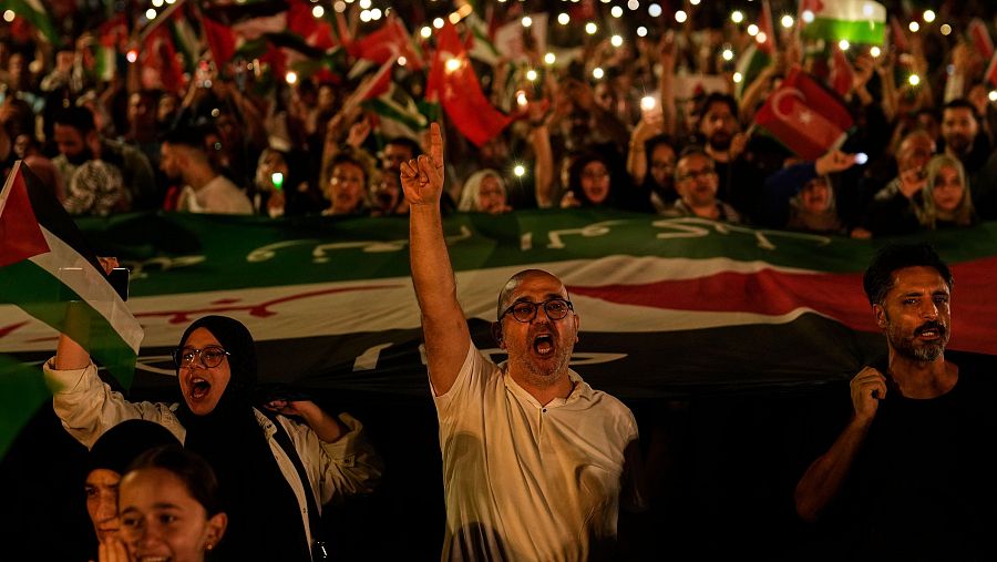 Los manifestantes corean consignas durante una protesta a favor de Palestina frente a la mezquita de Santa Sofía, de época bizantina, en Estambul