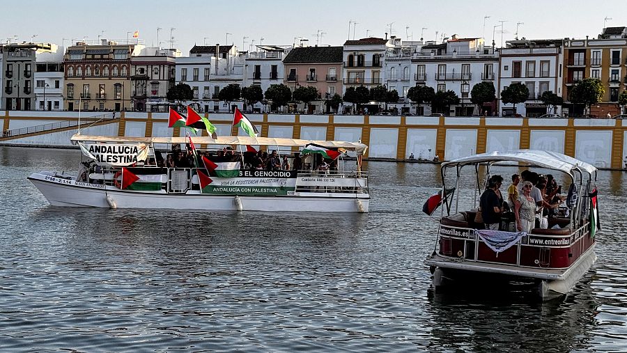 Alrededor de medio centenar de personas han participado este sábado en Sevilla en una acción de la Plataforma Solidaridad con Palestina en la que se han emulado a las flotillas solidarias por Gaza en un recurrido por el río Guadalquivir
