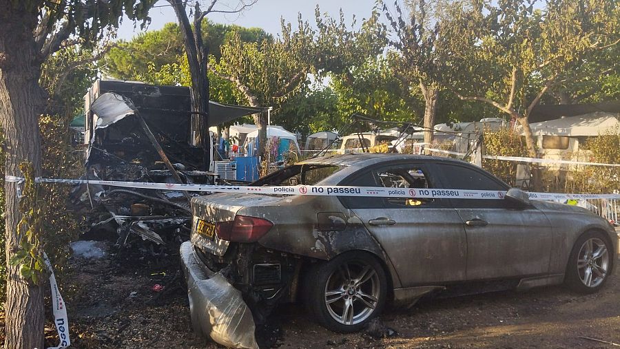 Un cotxe i algunes de les caravanes afectades pel foc al càmping del Vendrell