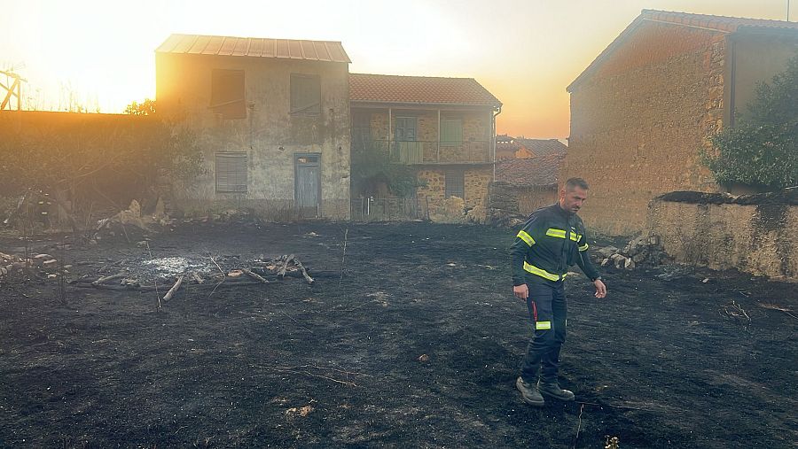 Imágenes del incendio forestal de Molezuelas de la Carballeda (Zamora), que ha obligado a desalojar a unas 850 personas