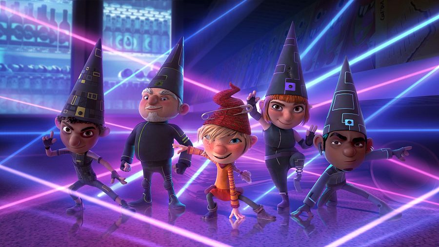 Cinco duendes, con trajes oscuros y sombreros puntiagudos, posan dinámicamente en un almacén futurista con rayos láser. Uno lleva gorro rojo y ropa naranja.