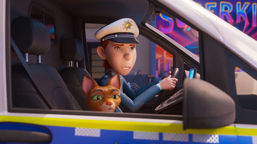 Oficial de policía animado con pelo rojizo y gato naranja viajan en un coche patrulla, observando la carretera.  Letras 